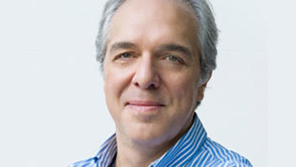 Portrait d'Alejandro Meerapfel, qui a été victime d'un malaise en plein concert,