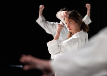 “Deux ou trois choses dont je suis sûre” : quand le théâtre, la musique et le karaté réparent les blessures du corps
