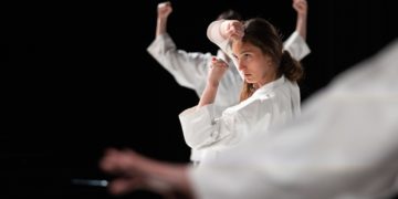 “Deux ou trois choses dont je suis sûre” : quand le théâtre, la musique et le karaté réparent les blessures du corps